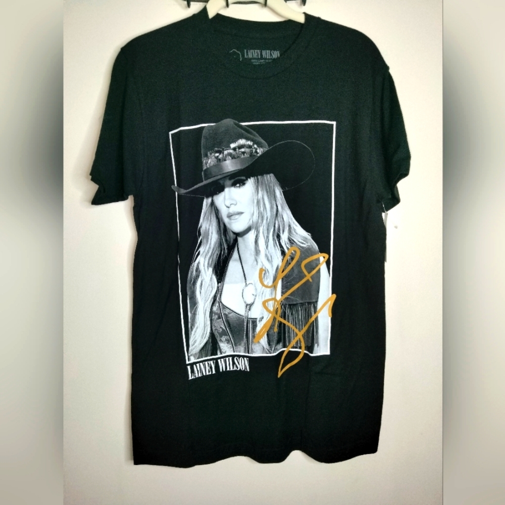 Lainey Wilson (Size M) Black & Gold Graphic Print Signature SS T-shirt (NEW-NWT)